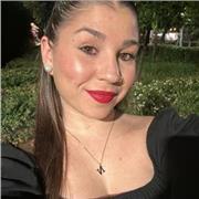 Adolescente nativa en España, actualmente estudiante de un Grado Superior de Asistencia a la Dirección imparte clases presenciales